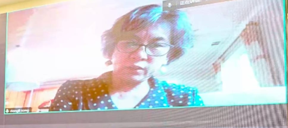 会场大屏上是宋东力教授线上作报告的视频画面