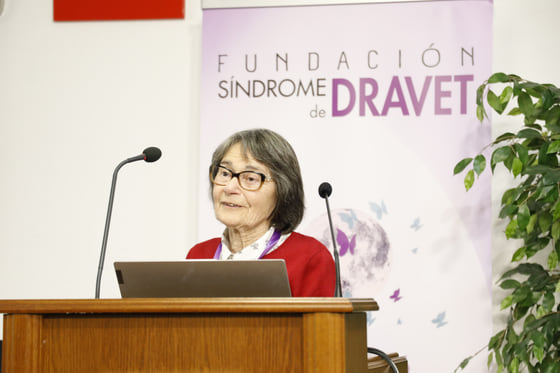 法国儿童神经科医师夏洛特·德拉韦(Charlotte Dravet)在 2023 年欧洲 Dravet 综合征大会上的照片