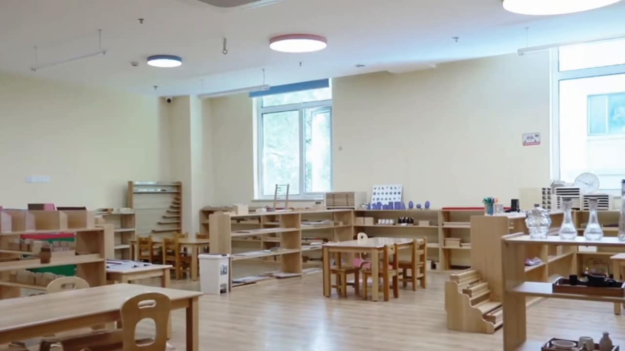 训练区实景：训练室、器材与门牌