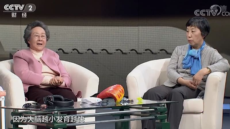 电视演播室里鲍秀兰教授与主持人在沙发上对谈